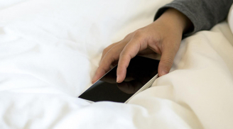 Tác hại của việc để điện thoại đầu giường khi ngủ, ẩn chứa nhiều nguy hiểm, không nên chủ quan