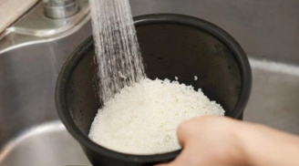 Lý do nên cho thêm muối khi vo gạo: Lợi ích tuyệt vời nhưng nhiều người chưa biết