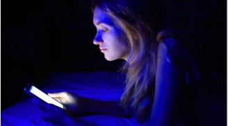 Ánh sáng xanh từ thiết bị điện tử âm thầm hại da bạn hơn cả nắng, bạn đã biết phòng tránh chưa