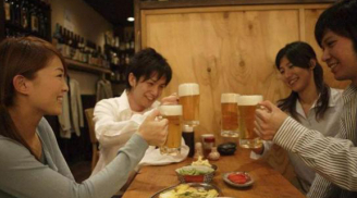 Tại sao người Nhật uống bia rất nhiều nhưng không có bụng bia? Hóa ra đây là lý do