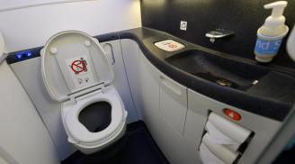 Tiếp viên hàng không tiết lộ: Đi toilet trên máy bay nên đứng dậy trước khi xả nước, tại sao?