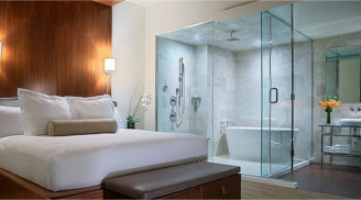 Hầu hết khách sạn nào cũng có phòng tắm kính 'trong veo' ở phòng ngủ: Các cặp đôi rất thích điều này, vì sao?