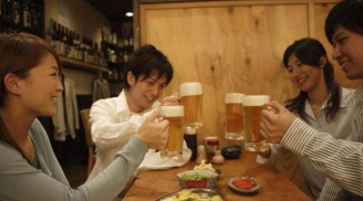 Tại sao người Nhật thích uống bia nhưng không có 'bụng bia' như người Việt? Hóa ra vì 1 lý do