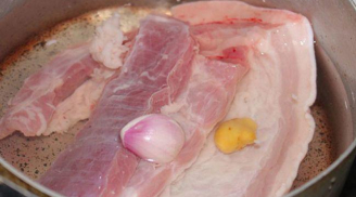Muốn thịt lợn tự đào thải độc tố: Thả thêm thứ này vào khi luộc, an tâm mà ăn