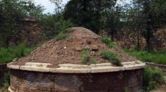 Người xưa nói: Mồ trước cửa, nước sau nhà, nhà tan cửa nát, con cháu không về'', vì sao vậy?