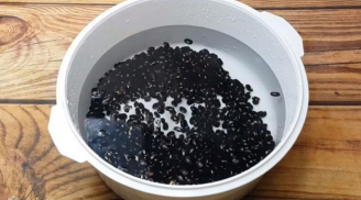 Dùng đậu đen lấy nước làm đẹp có cần ngâm hạt không, ngâm có bị mất chất không?