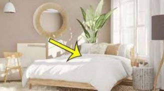 Tại sao khách sạn nào cũng có một mảnh vải trải ngang trên giường? Không chỉ trang trí, đây mới là tác dụng thật
