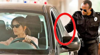 Tại sao cảnh sát luôn 'chạm tay vào đèn hậu' sau xe của đối phương khi dừng xe vi phạm?