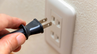 Vì sao phích cắm điện dẹt lại có 'một lỗ nhỏ': Tưởng vô ích nhưng công dụng không ngờ