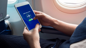 Tại sao phải tắt điện thoại khi lên máy bay và không được bật lại đến khi máy bay dừng hẳn?