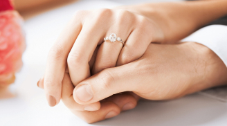Nhẫn cưới luôn được đeo ở ngón áp út bàn tay trái, đeo tay phải thì sao?