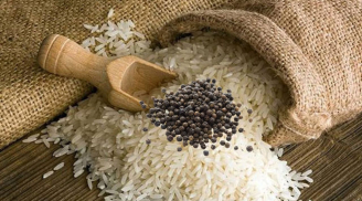 Cho một nắm hạt tiêu vào thùng gạo bạn sẽ thấy công dụng bất ngờ, giúp giữ gạo ngon hơn hẳn