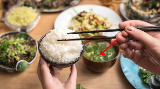 Thói quen ăn cơm chan canh cực hại cho sức khỏe nhưng lại là thói quen của nhiều người Việt