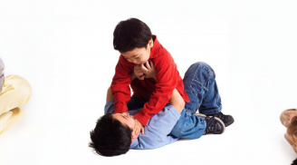 Khi con kể bị bạn đánh, bạn sẽ phản ứng thế nào?Cách phản ứng của bạn có thể cứu rỗi hoặc hủy hoại con