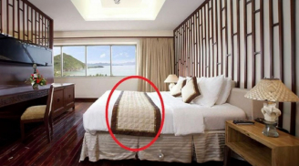 Bất ngờ với công dụng của tấm vải vắt ngang giường khách sạn, không biết dùng thì thật phí