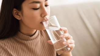 3 lợi ích tuyệt vời nếu bạn thường xuyên uống một cốc nước ấm trước khi đi ngủ!