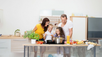 Rủ con vào bếp có 8 lợi ích bất ngờ cho gia đình hạnh phúc, con cái trưởng thành thành công hơn