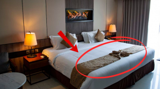 Tại sao giường khách sạn thường xuất hiện một miếng vải trải ngang? Phải chăng công dụng chỉ để trang trí?
