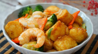 Tôm rang mãi cũng chán, đem chế biến kiểu này vừa có đạm vừa có rau, ai ăn cũng khen tấm tắc