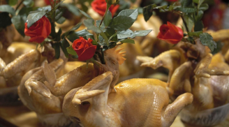 Tại sao gà cúng giao thừa luôn ngậm hoa hồng đỏ: 90% bạn không biết câu trả lời