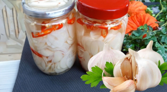 Làm tỏi ngâm giấm bị xanh do thiếu bước này, mẹo hay giúp tỏi trắng giòn thơm không xanh không váng