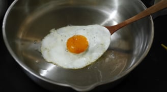Chiên trứng ốp la nhớ làm thêm một bước, không dùng chảo chống dính trứng vẫn tròn đẹp, không bị nát