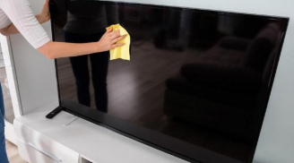 Lau màn hình TV tuyệt đối không được dùng giấy ăn, lấy thứ này lau vừa sạch bẩn vừa ngăn bám bụi