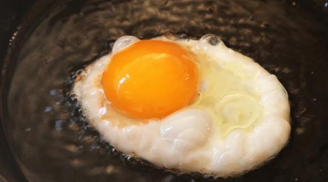 Chiên trứng ốp la nên đập trứng lúc 'dầu nóng' hay 'dầu lạnh'? Làm sai bảo sao trứng kém ngon