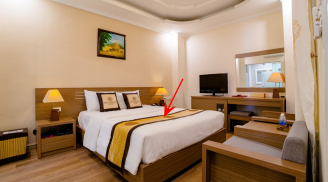 Miếng vải trải ngang giường khách sạn dùng để làm gì? Nhiều người chưa biết công dụng thật của vật này