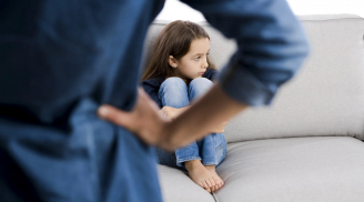Khi thấy con vấp ngã, cha mẹ nên và không nên làm gì?
