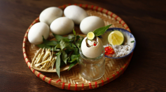 Tại sao ăn trứng vịt lộn luộc lại phải có gừng và rau răm?