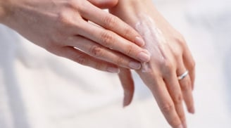 4 mẹo chăm sóc da tay khô ráp, nứt nẻ thường xuyên