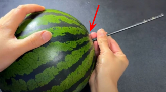 Vì sao nên cắm một chiếc đũa vào quả dưa hấu trước khi bổ?
