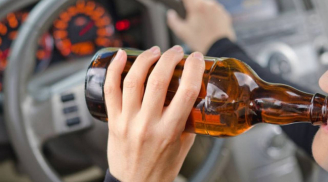Chỉ uống một cốc bia, lái xe có bị kiểm tra và phạt nồng độ cồn không, mức phạt ra sao?