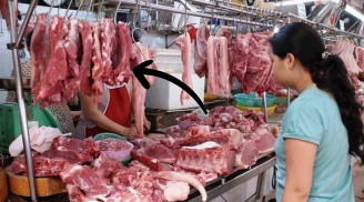 Tại sao người bán thịt ở chợ treo thịt bò lên cao còn thịt lợn để dưới bàn thấp?