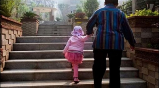 Ông bà chăm cháu mà nói ra 7 câu này thì sớm tan cửa nát nhà, nhất là điều đầu tiên