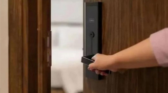 Buổi tối khi đi ngủ nên đóng cửa hay mở cửa phòng? Lý do không hề mê tín