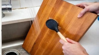 Thớt để lâu bị mốc, nên chần qua hay đem phơi nắng? Đây mới là cách khử trùng đúng nhất
