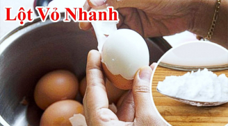 Trứng luộc bằng nước sôi hay lạnh được hết, thả thêm thứ này là róc vỏ ngay