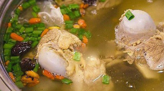 Đừng cho ngay xương vào nước để hầm, thêm vài bước, nước dùng vừa ngọt vừa trong