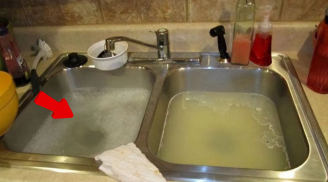 Tại sao bạn tuyệt đối không được đổ nước nóng vào bồn rửa bát?