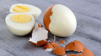 Luộc trứng chỉ bỏ nước thôi là chưa đủ: Thả thêm thứ này vào trứng đậm đà và dễ bóc vỏ