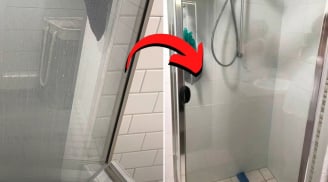 Vách kính nhà tắm ố bẩn, dùng thứ bột có sẵn trong nhà này chà qua là sạch