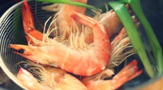 Luộc tôm thả nắm lá này vào nồi, tôm lên màu đỏ au, chắc thịt, không tanh
