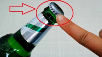 Nắp chai có 1 điểm nhỏ, dễ tìm, nhấn vào mấy giây là bật nắp, không cần dùng dụng cụ mở