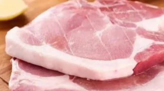 Thịt lợn mua về đừng rửa bằng nước, làm theo cách này chất bẩn tự bong ra