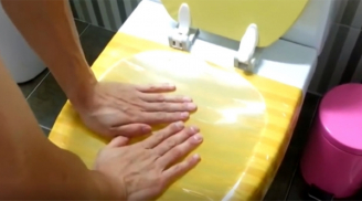 Cách thông tắc bồn cầu cực hiệu quả bằng băng dính