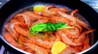 Luộc tôm cứ thả nắm lá này vào, tôm đỏ au, không tanh lại ngọt thịt
