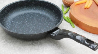 Chảo mất hết lớp chống dính cũng đừng vứt đi, làm theo cách này biến chảo cũ thành chảo mới dễ dàng