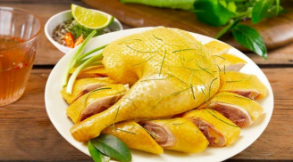 Luộc gà nên luộc cùng nước sôi hay nước lạnh?